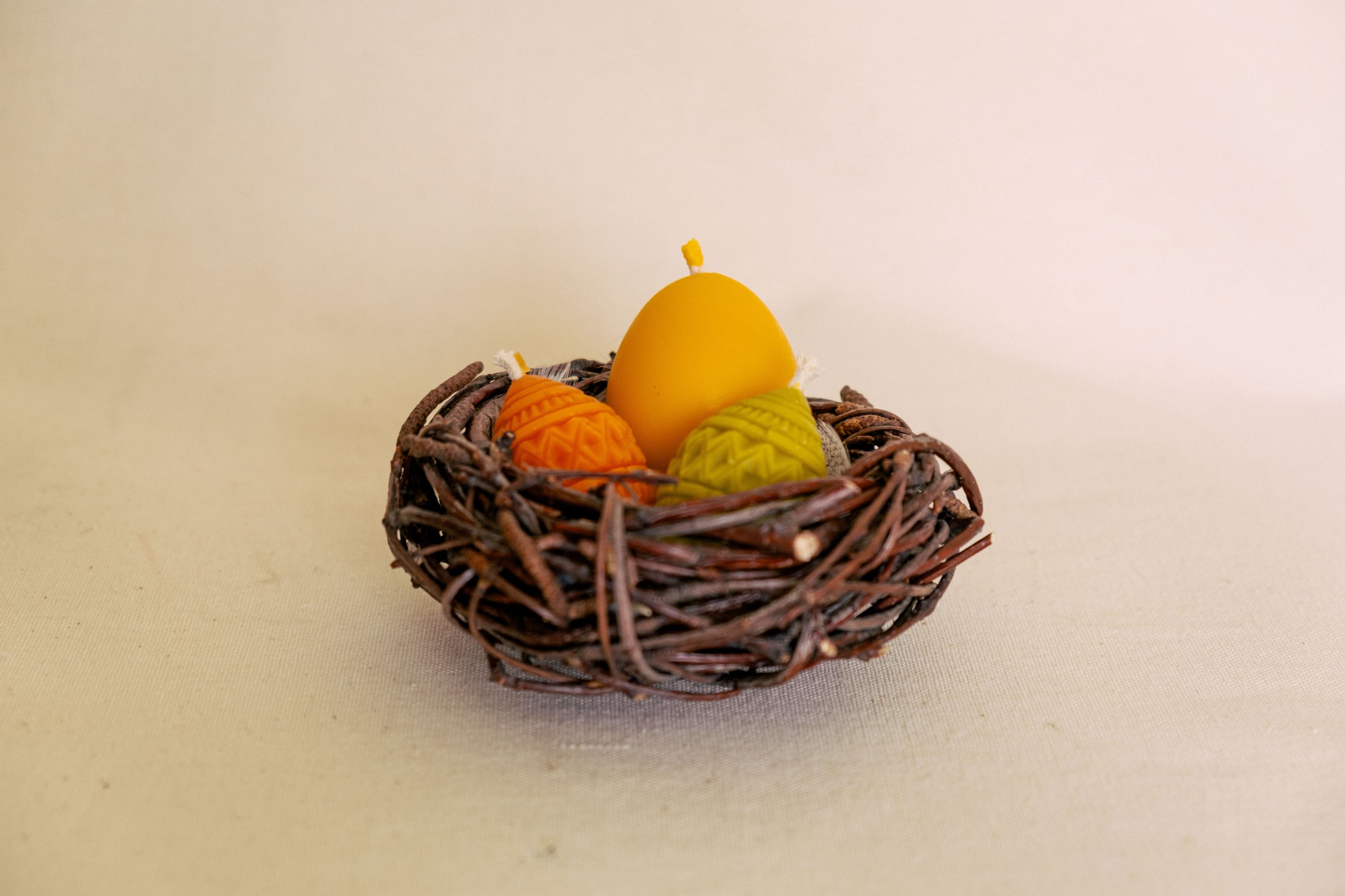 Набір яєчок в корзинці з березових гілочок та дві свічечки 3